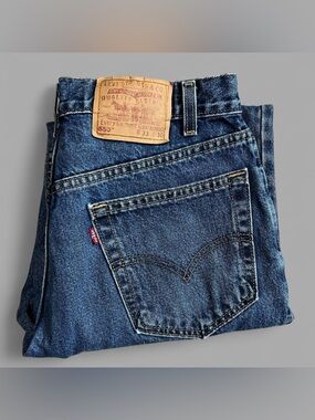 Vintage 2001 Levi’s 550 Relaxed Fit  Straight Leg Blue Denim Jeans. Size 33x30.